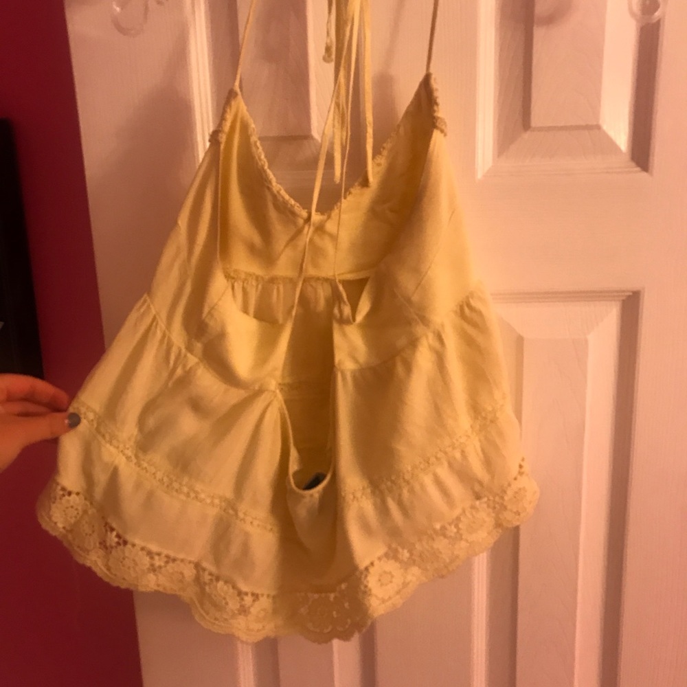 Pale yellow tank